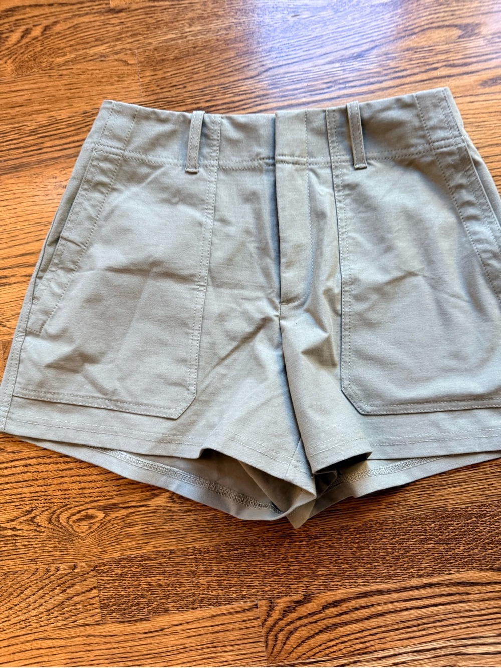 Athleta NWOT Olive Green Shorts.Pockets 8 Polyester/Cotton/Spandex.Zipper front